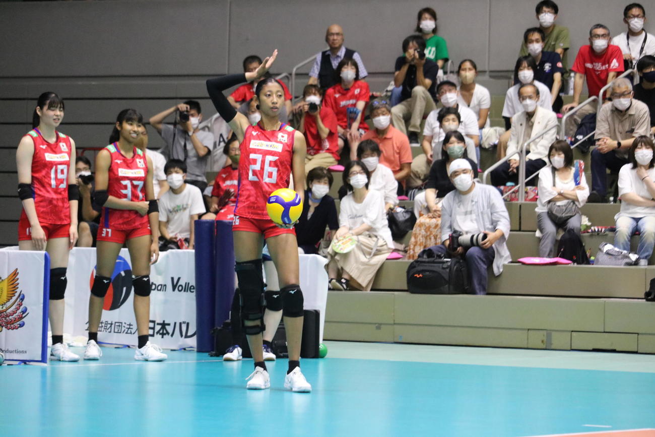 紅白戦でサーブを打つ宮部藍梨