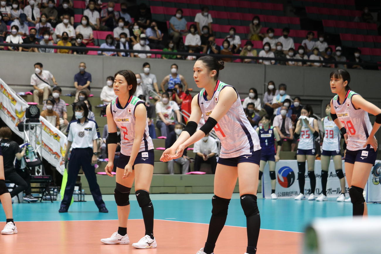 紅白戦に出場した内瀬戸真実（左）、石川真佑ら