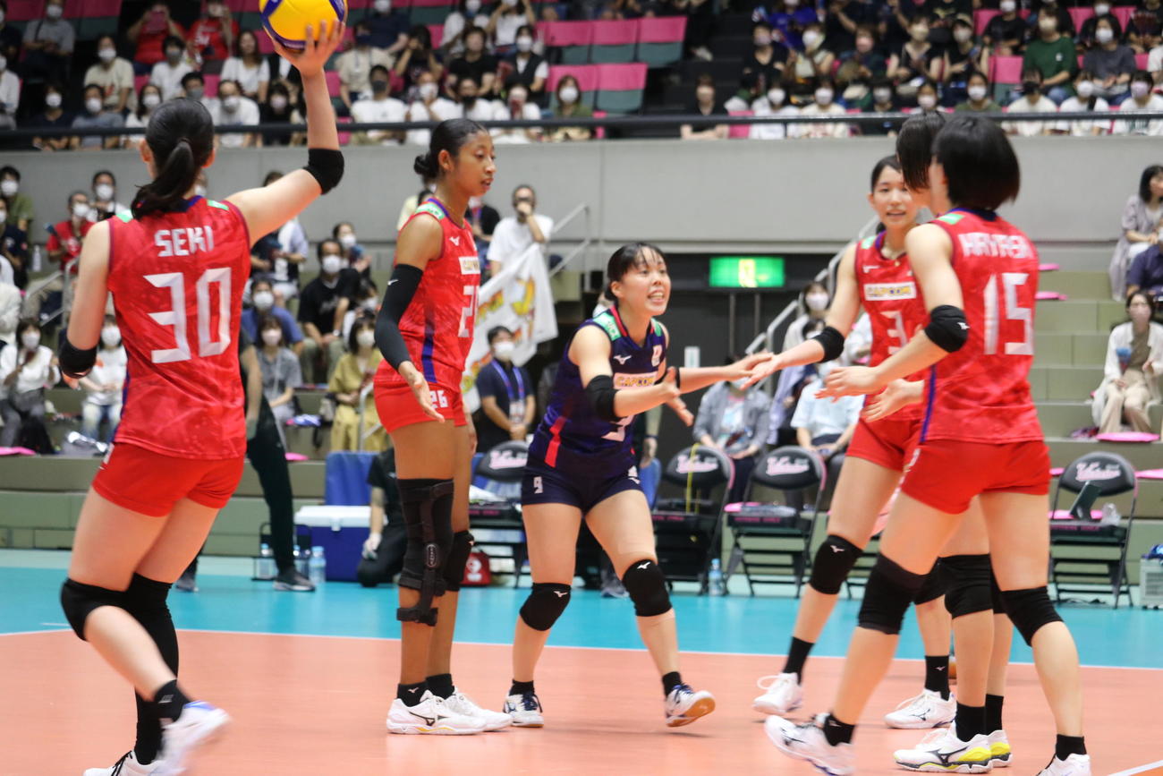 紅白戦で得点が決まり喜ぶ選手たち