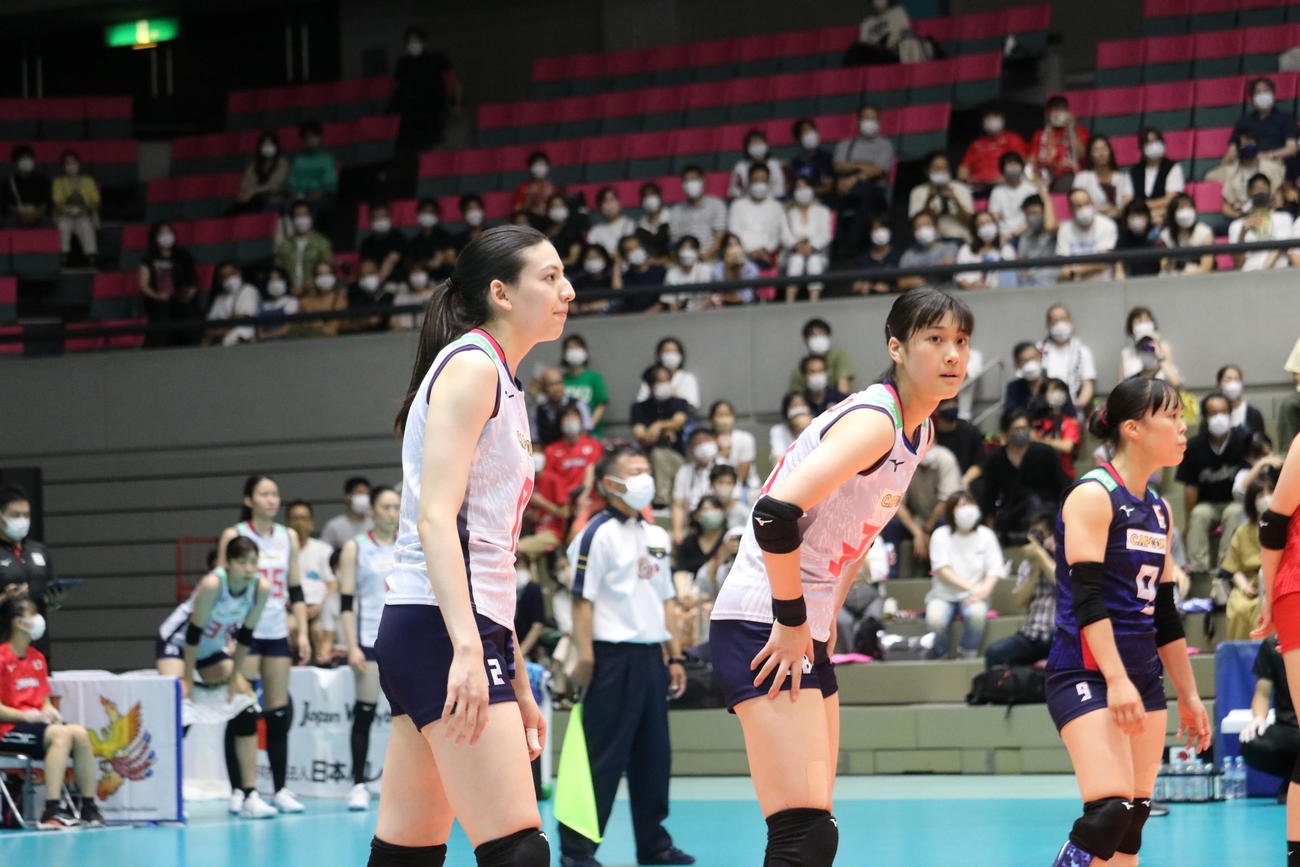 真剣な表情で紅白戦に臨む選手たち