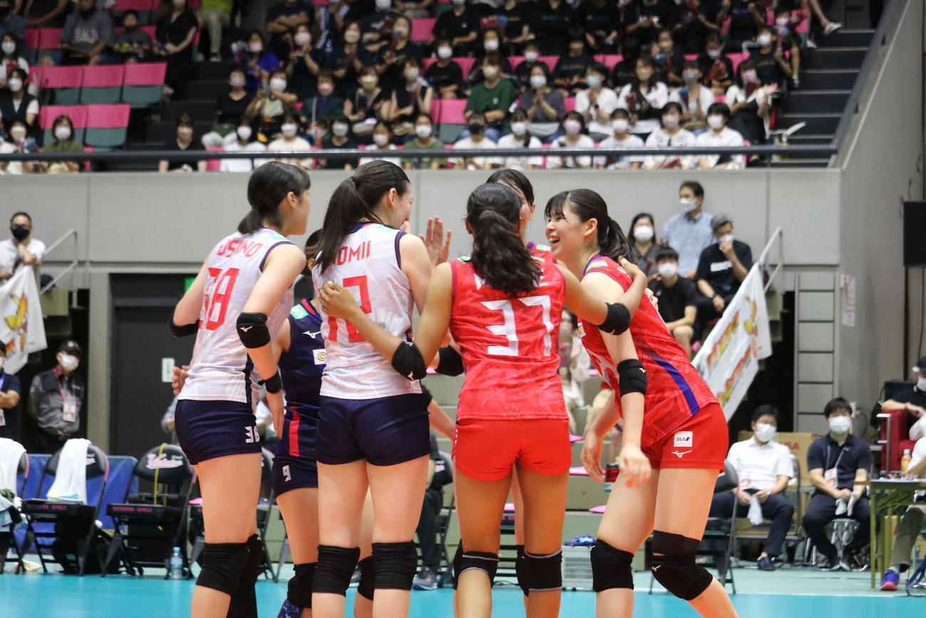 試合中に輪になる選手たち