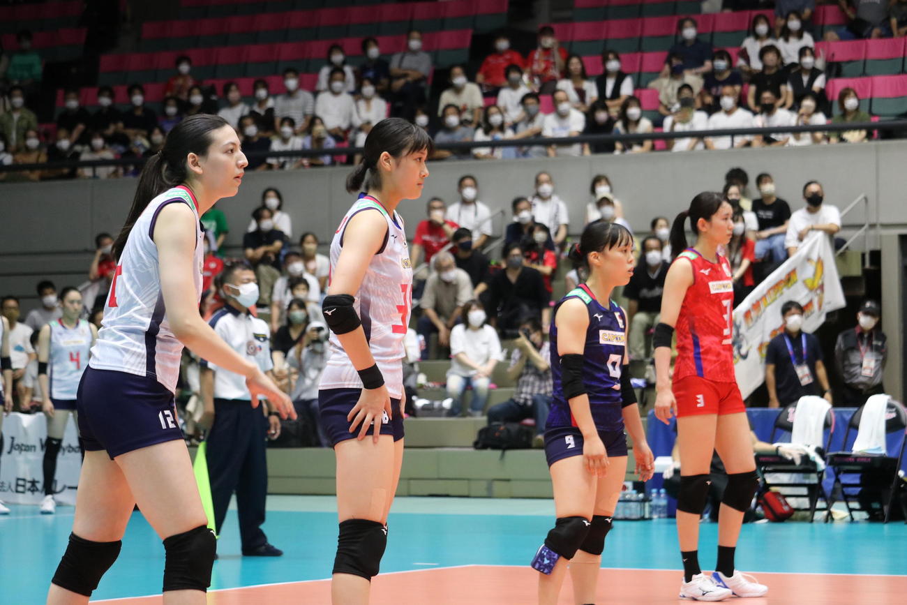 真剣な表情で紅白戦に臨む選手たち