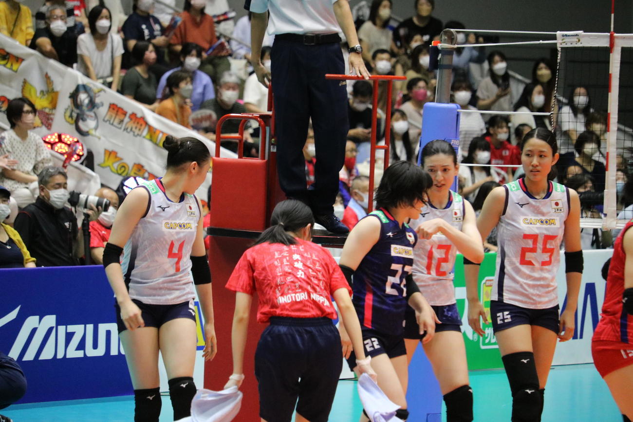 真剣な表情で紅白戦に臨む選手たち