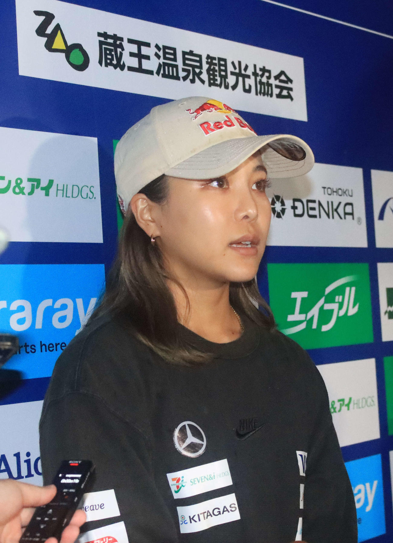 試合後、取材に対応する高梨（撮影・保坂果那）