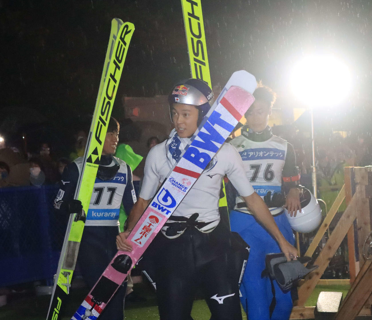 逆転優勝を決めた小林陵（中央）（撮影・保坂果那）