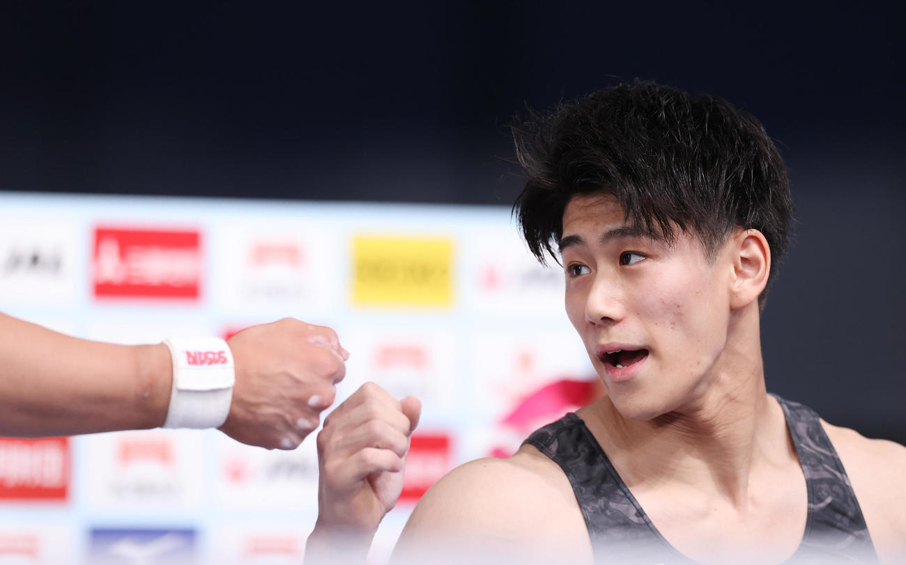 全日本種目別選手権男子予選、あん馬の演技を終えグータッチを交わす橋本（2022年6月18日撮影）