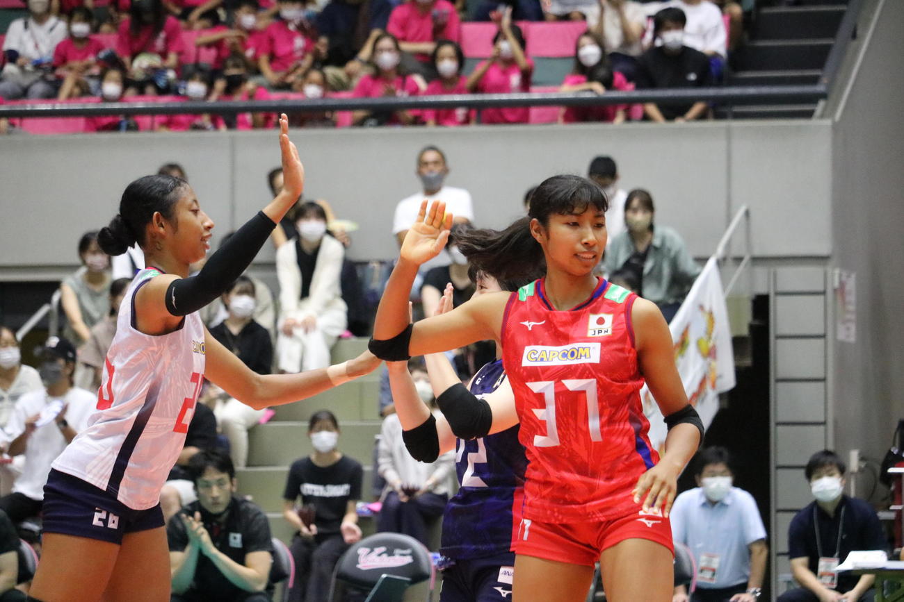 宮部藍梨（左）とハイタッチする妹の愛芽世（撮影・益子浩一）