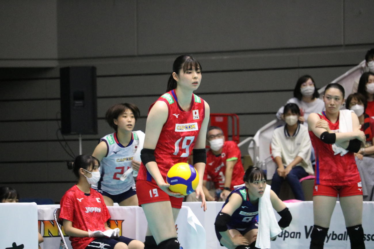 第2セット、サーブを打つ山田二千華