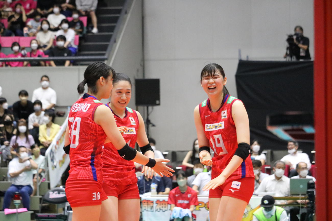 得点が決まり喜ぶ（左から）佐藤淑乃、石川真佑、山田二千華