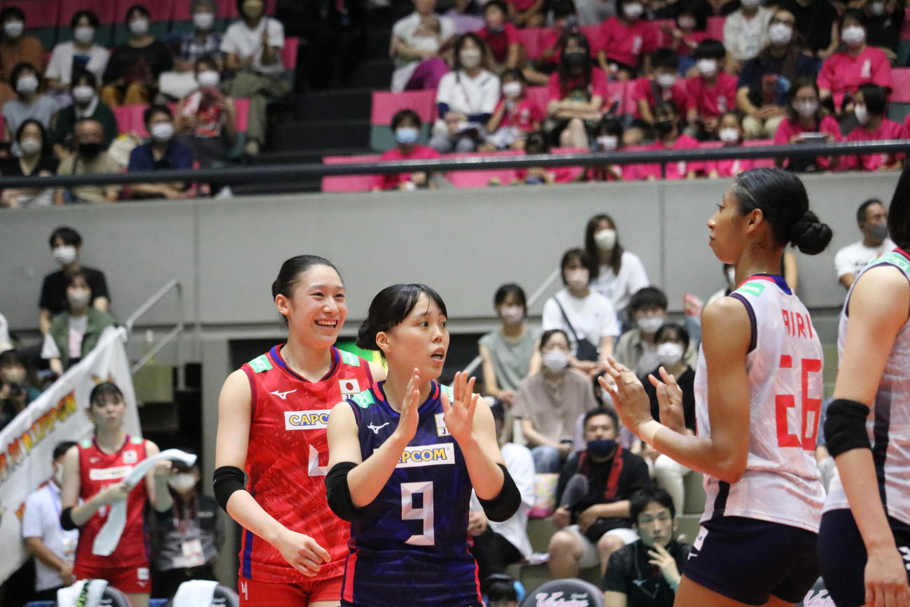 紅白戦に出場した（左から）石川真佑、小島満菜美、宮部藍梨
