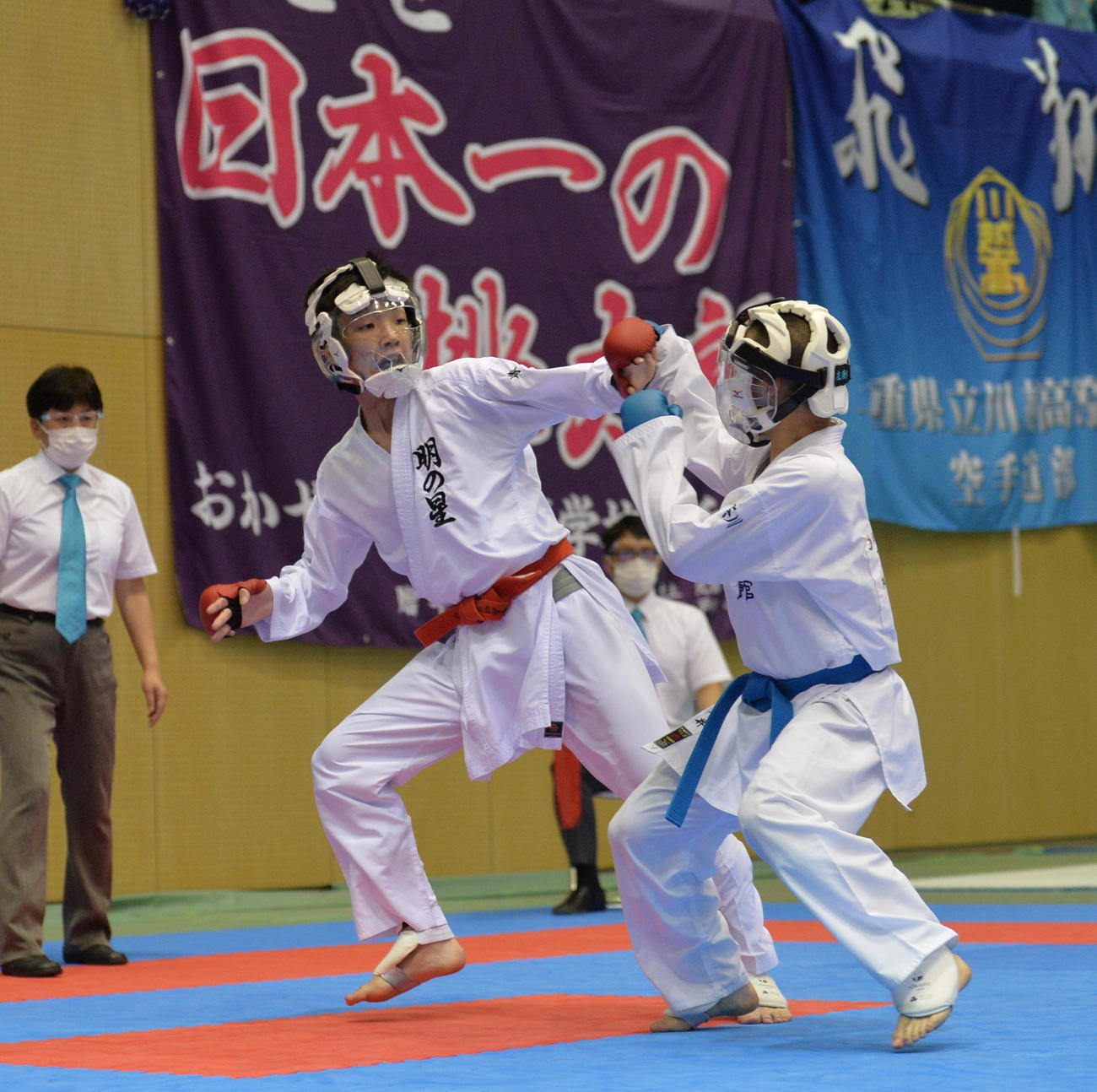 準々決勝、横浜創学館戦でチーム唯一の1勝を挙げた青森明の星・小川（左）