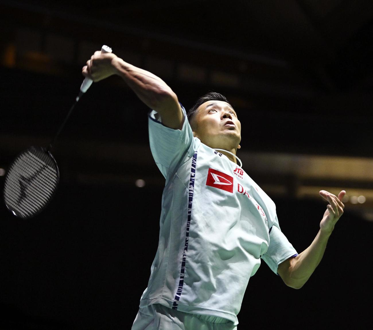 男子シングルス1回戦　アナス・アントンセンと対戦する西本拳太（共同）