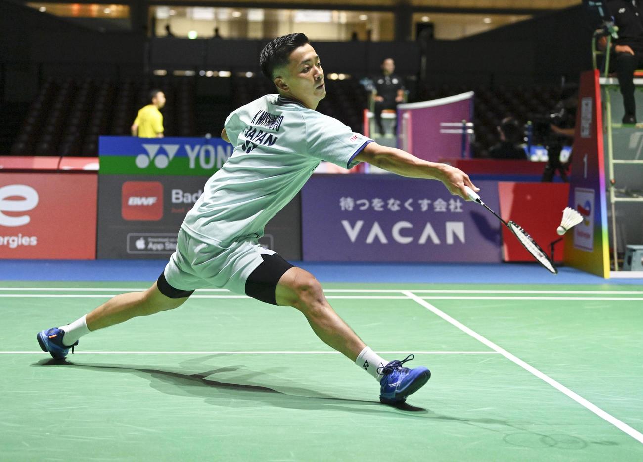 男子シングルス1回戦　アナス・アントンセンと対戦する西本拳太（共同）