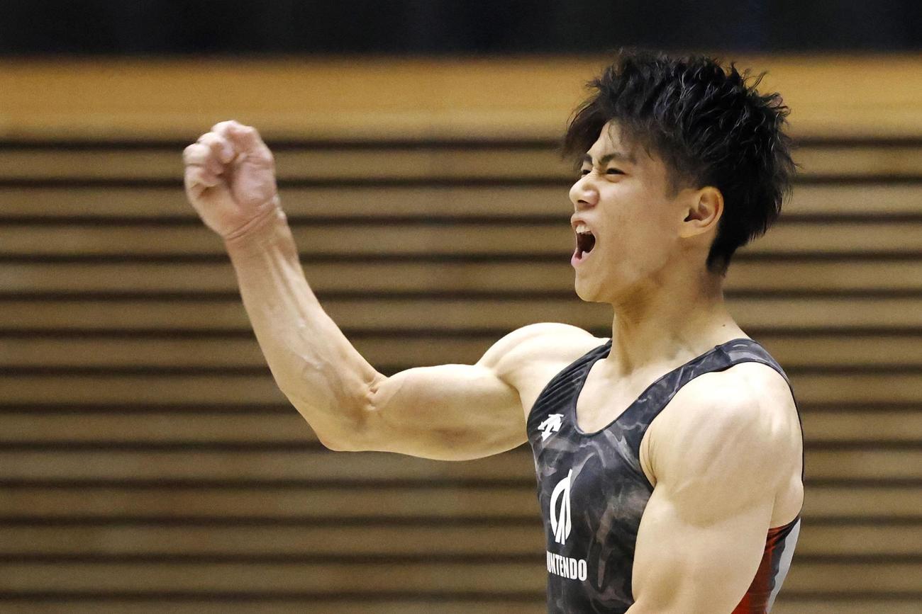 最終種目の床運動を終えガッツポーズする順大・橋本大輝（共同）