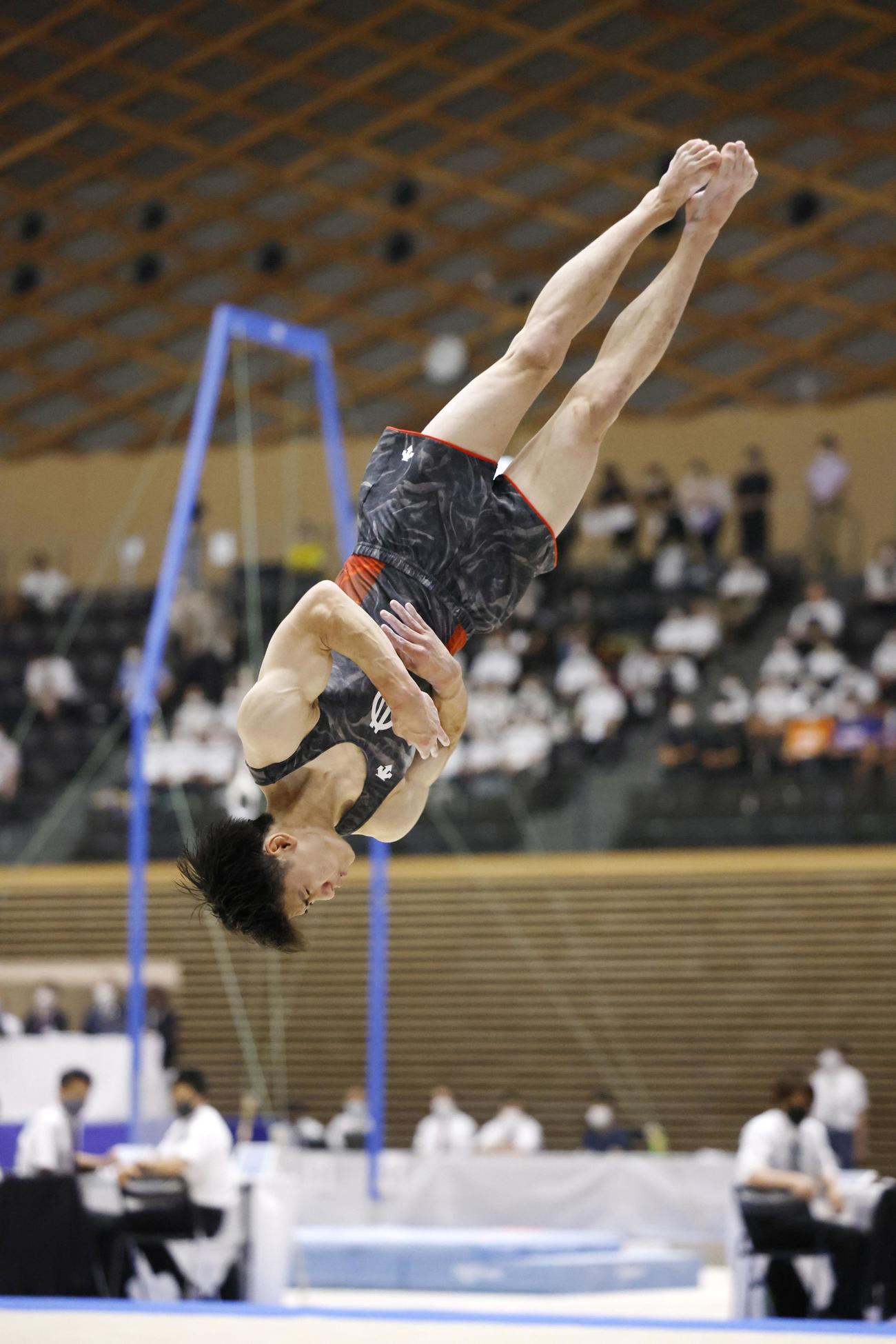 男子個人総合で優勝した順大・橋本大輝の床運動（共同）
