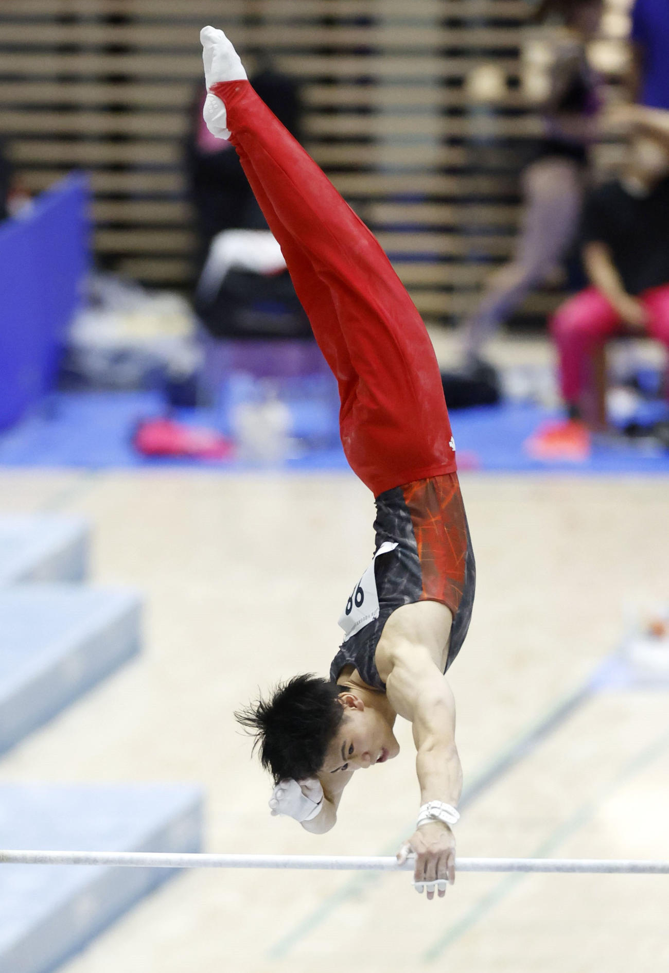 男子個人総合で優勝した順大・橋本大輝の鉄棒（共同）
