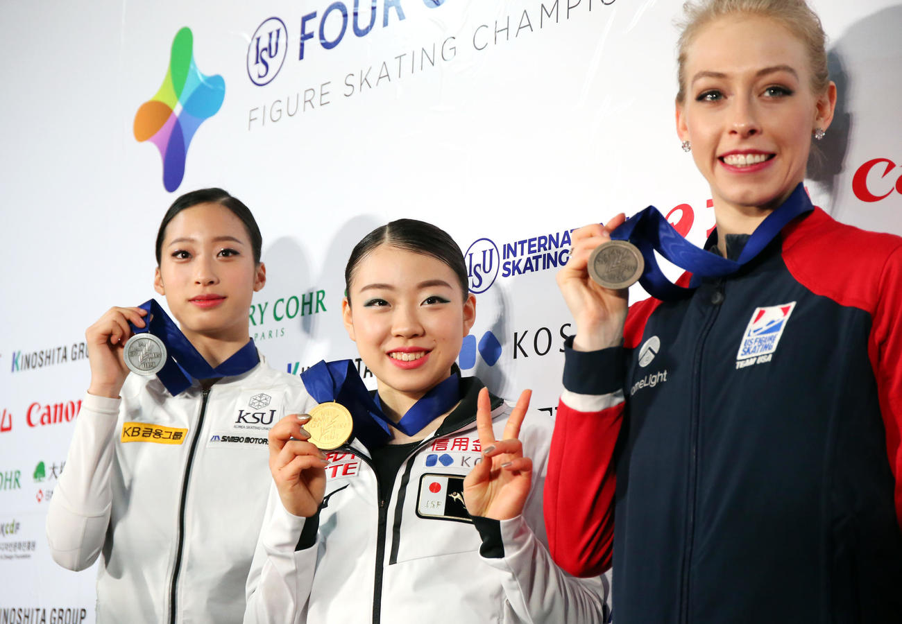 4大陸選手権、連覇の紀平（中央）は金メダルを手にVサイン。左はユ・ヨン、右はブレイディ・テネル（2020年2月撮影）