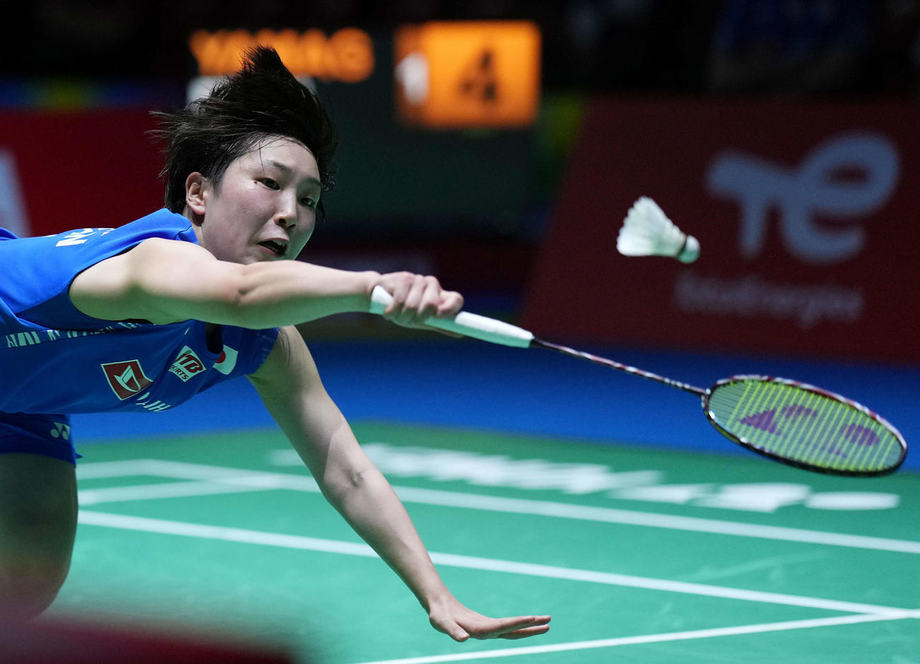 女子シングルス2回戦でシャトルに食らいつく山口（撮影・垰建太）