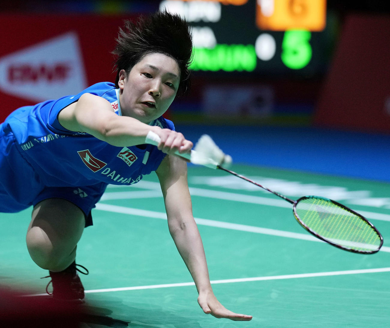 女子シングルス2回戦でシャトルに食らいつく山口（撮影・垰建太）