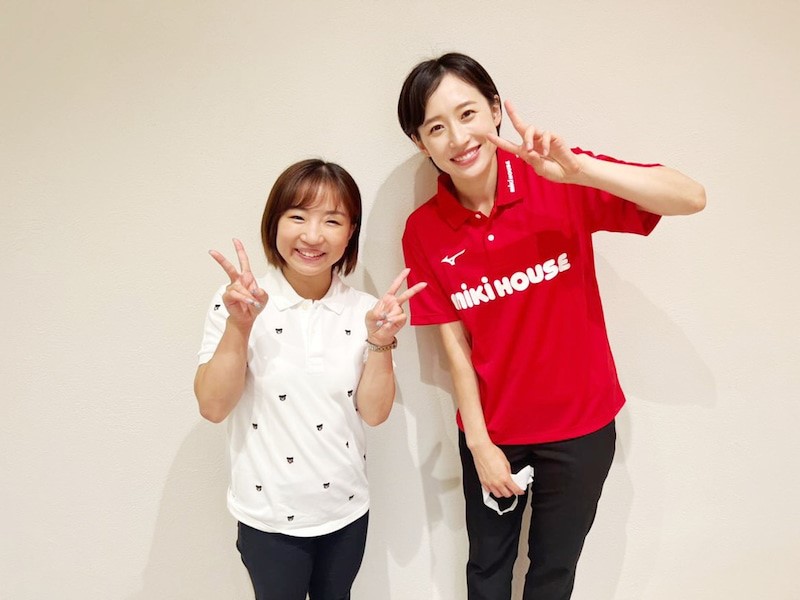 寺本明日香とピースショットの馬淵優佳（オフィシャルブログより）