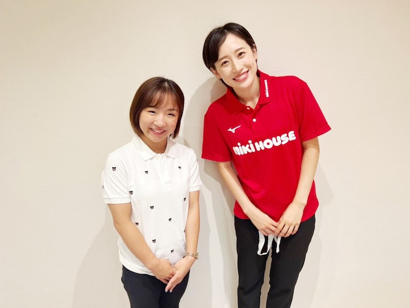 寺本明日香と並んで笑顔の馬淵優佳（オフィシャルブログより）