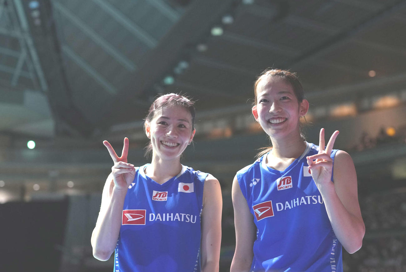 女子ダブルス2回戦を突破し笑顔を見せる松山（右）、志田組（撮影・垰建太）