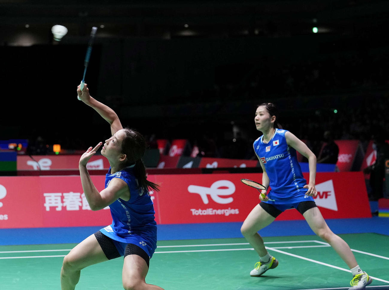 女子ダブルス2回戦でプレーする松山（左）、志田組（撮影・垰建太）