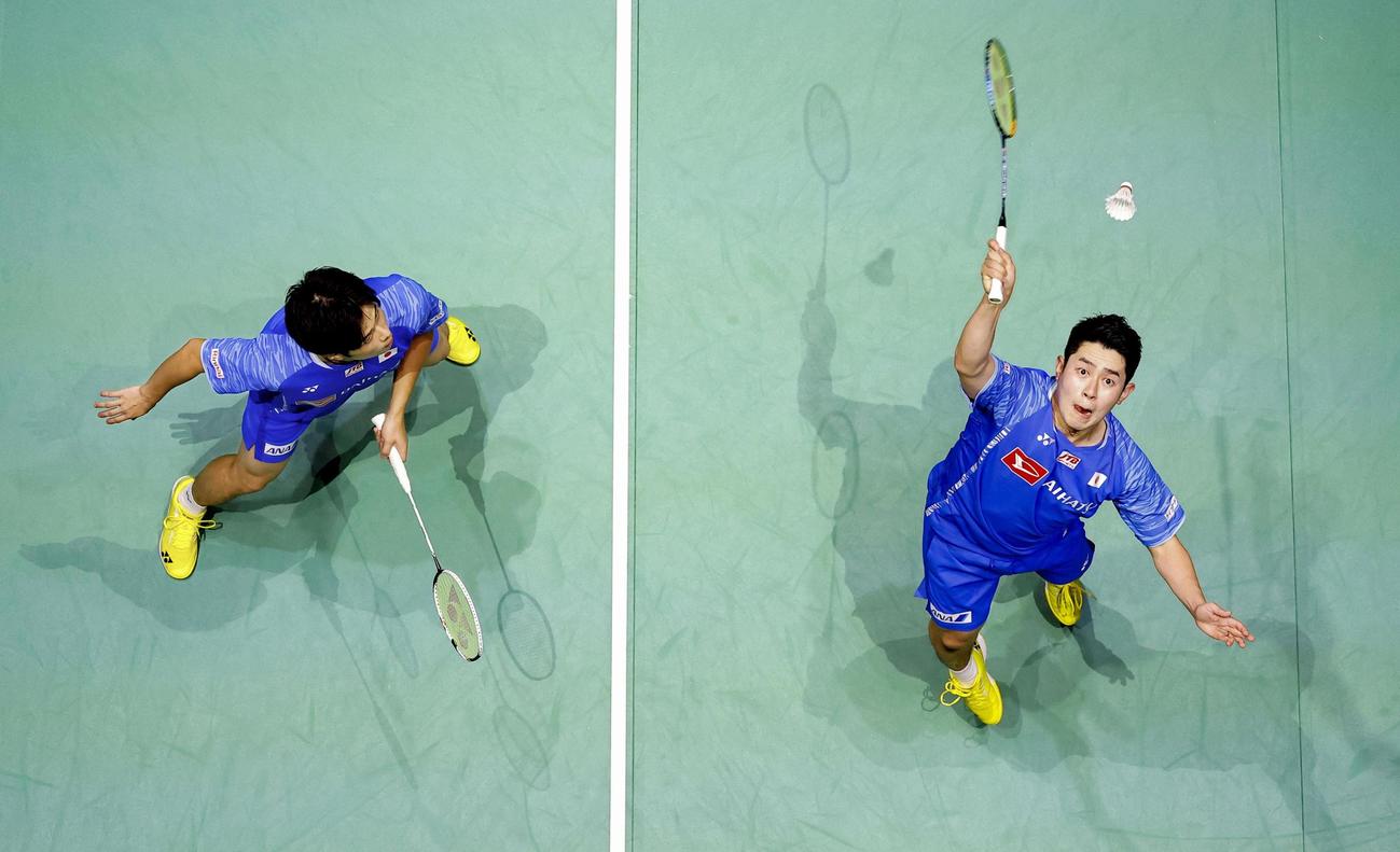 男子ダブルス2回戦　フランスペアと対戦する保木（右）、小林組（共同）
