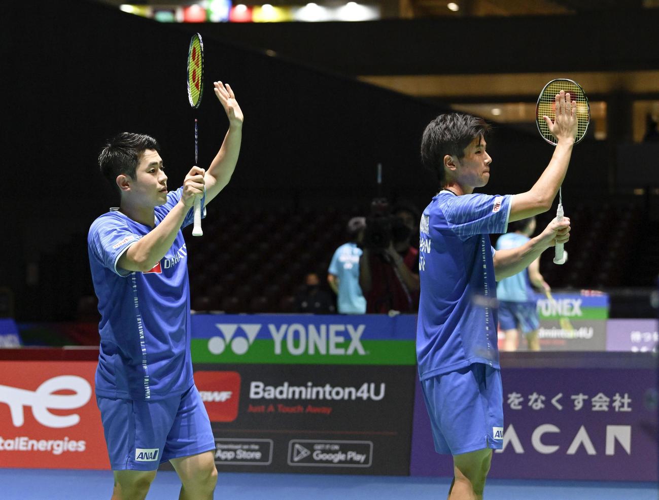 男子ダブルス2回戦で勝利した保木（左）、小林組（共同）