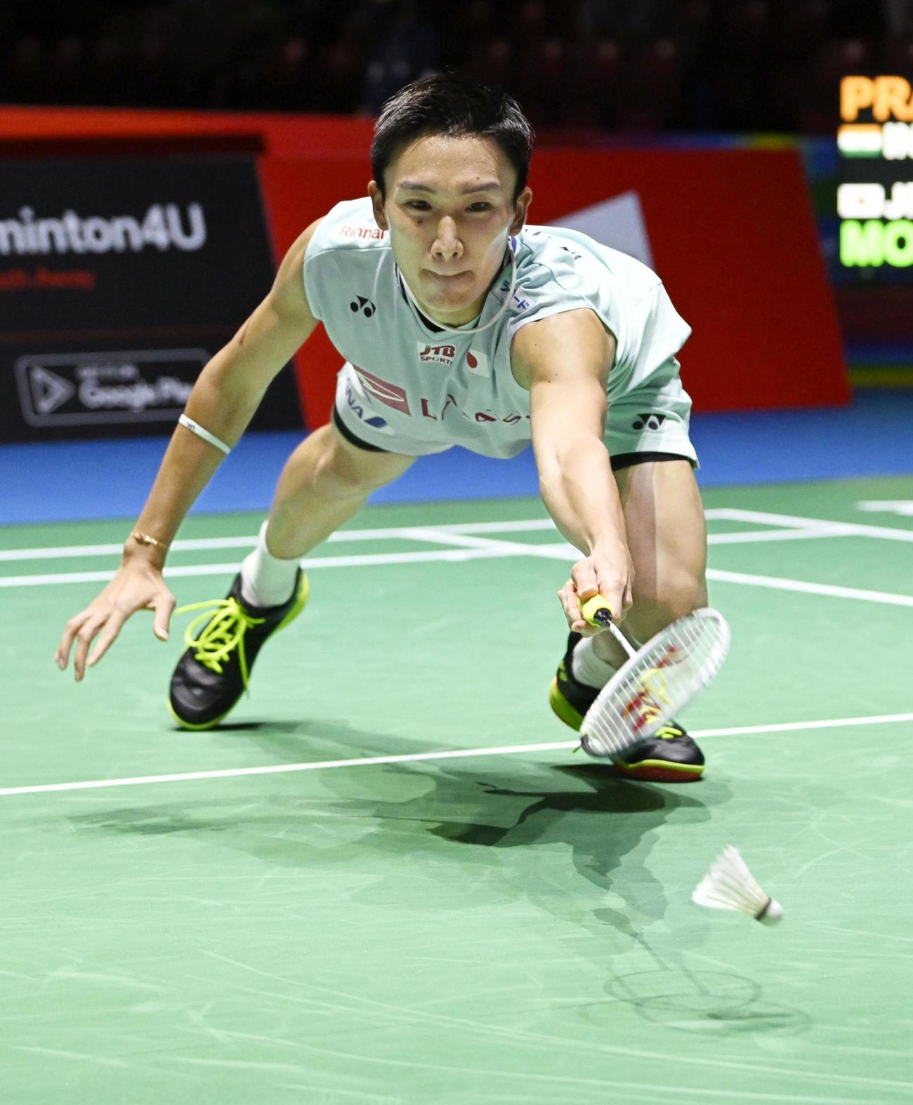 男子シングルス2回戦　インド選手と対戦する桃田賢斗（共同）