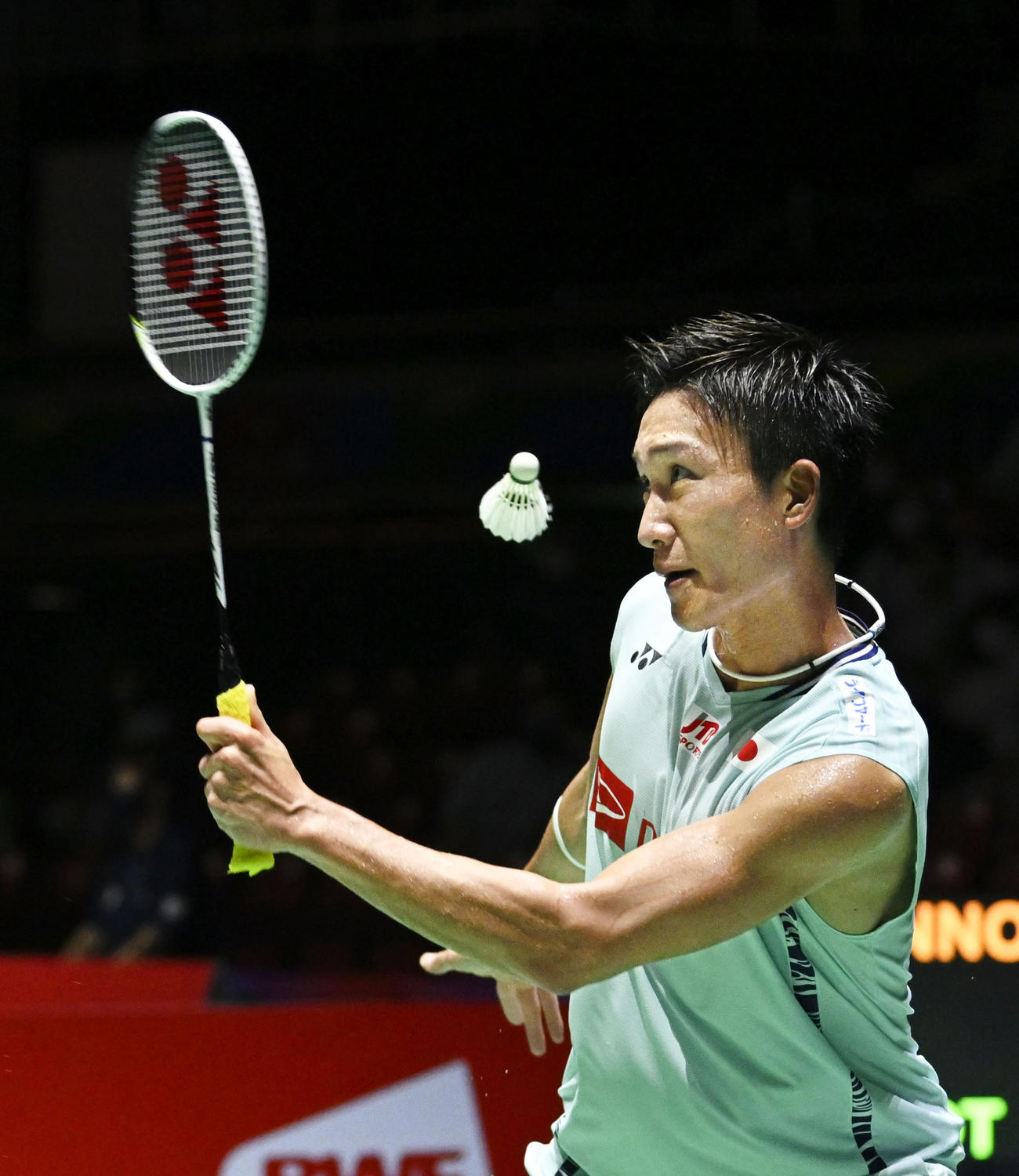 男子シングルス2回戦　ポイントを許す桃田賢斗（共同）