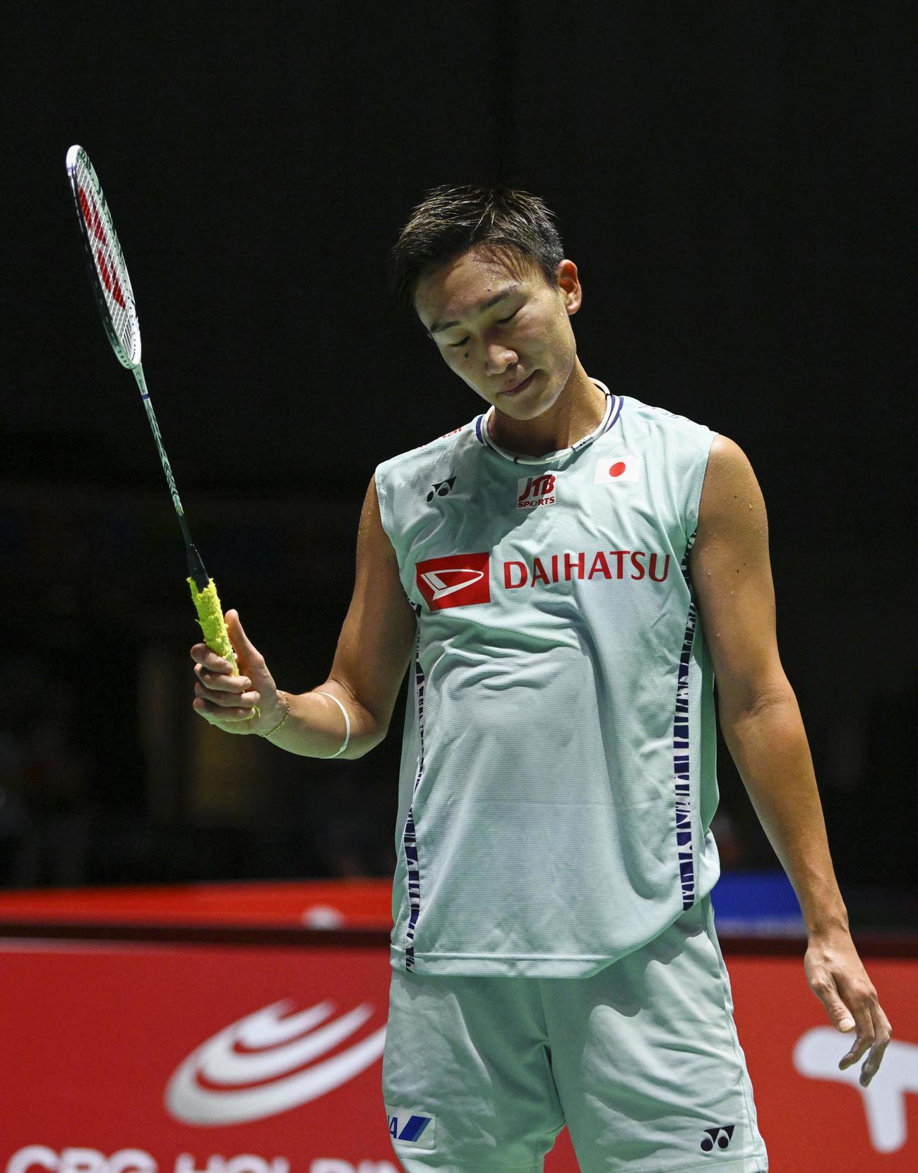 男子シングルス2回戦　ポイントを許した桃田賢斗（共同）