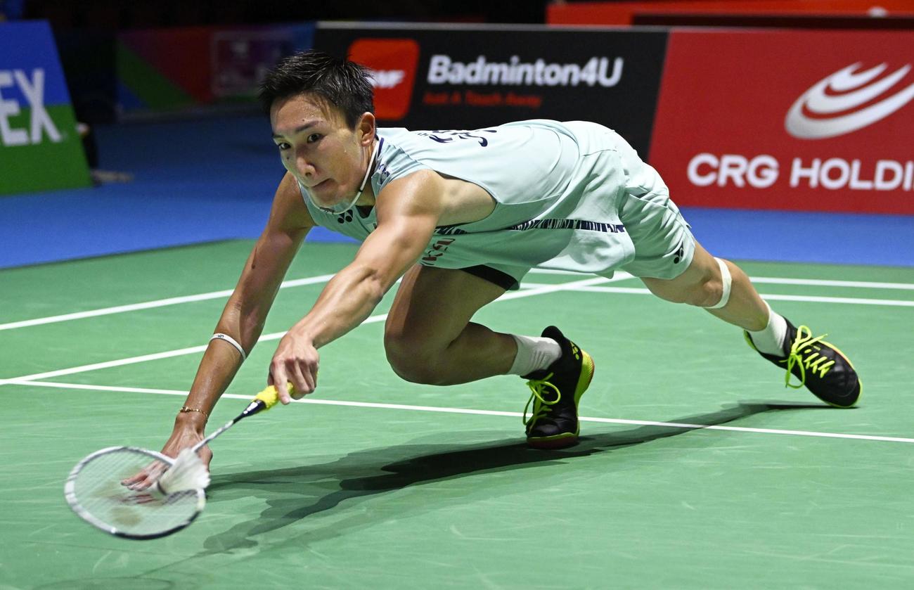 男子シングルス2回戦　インド選手と対戦する桃田賢斗（共同）