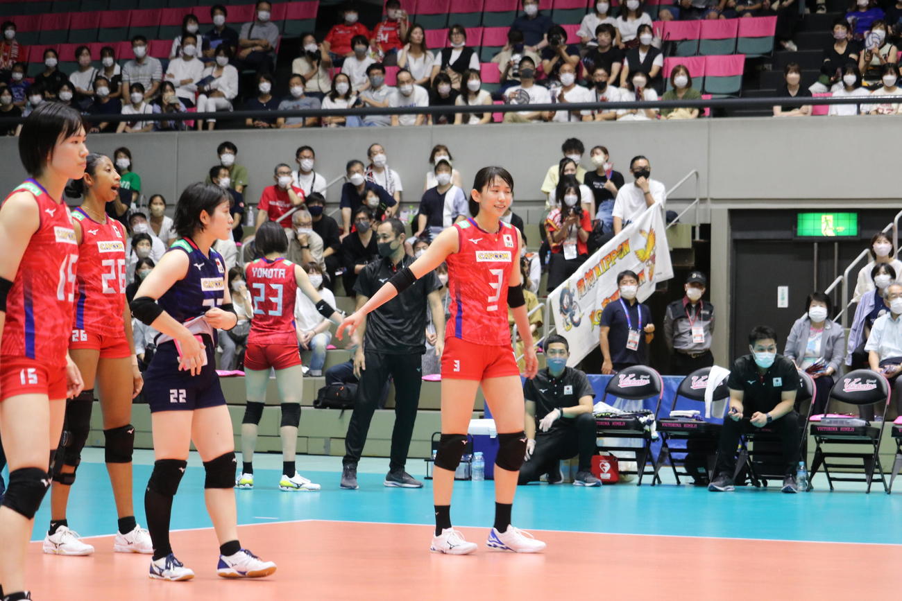 22年8月21日、紅白戦で真剣な表情を見せる古賀紗理那ら