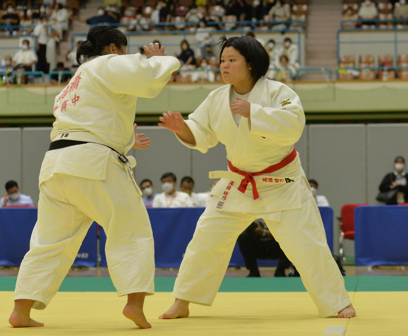 女子個人3回戦　相手と対峙する高橋綾（右）（撮影・濱本神威）