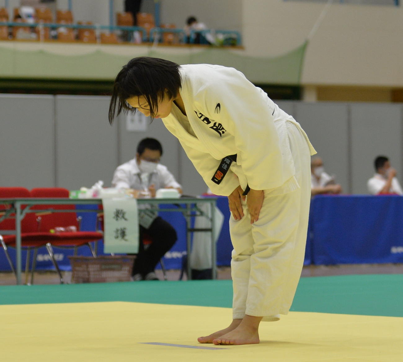 女子個人3回戦　相手に敗れ、肩を落とす台原中・中野（撮影・濱本神威）