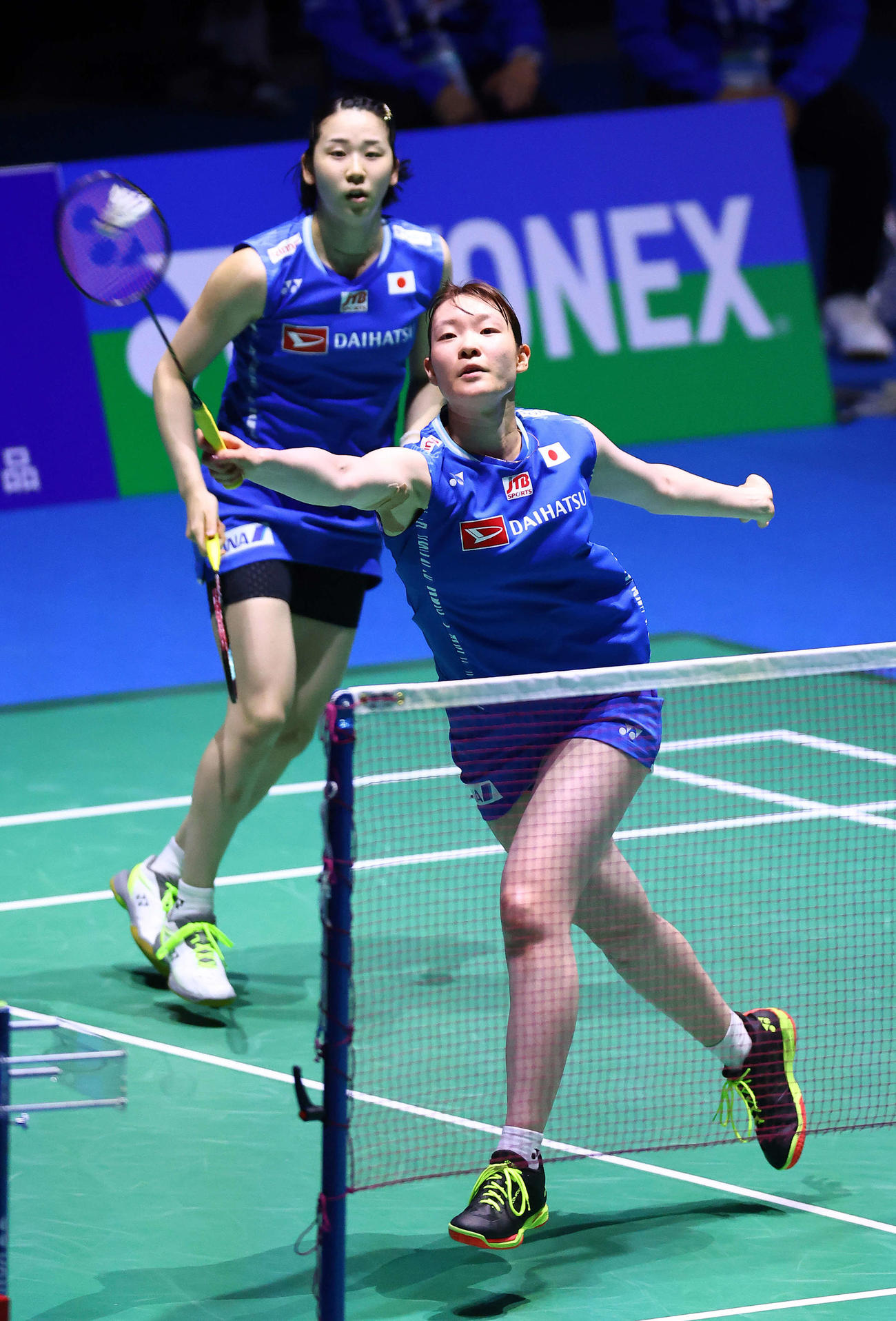 女子ダブルス3回戦でプレーする永原（左）、松本組（撮影・垰建太）