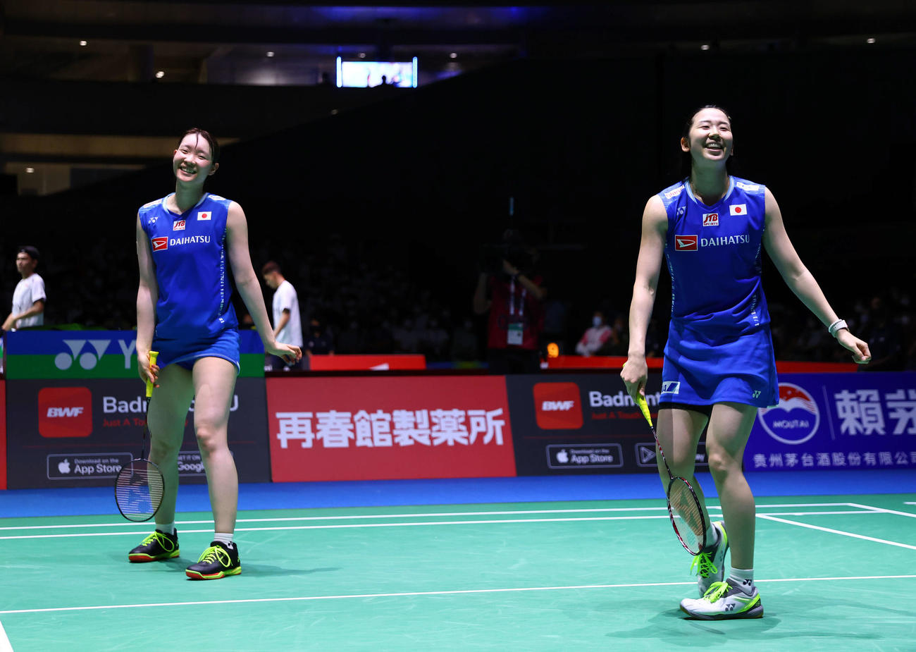 女子ダブルス3回戦を突破し笑顔を見せる永原（右）、松本組（撮影・垰建太）