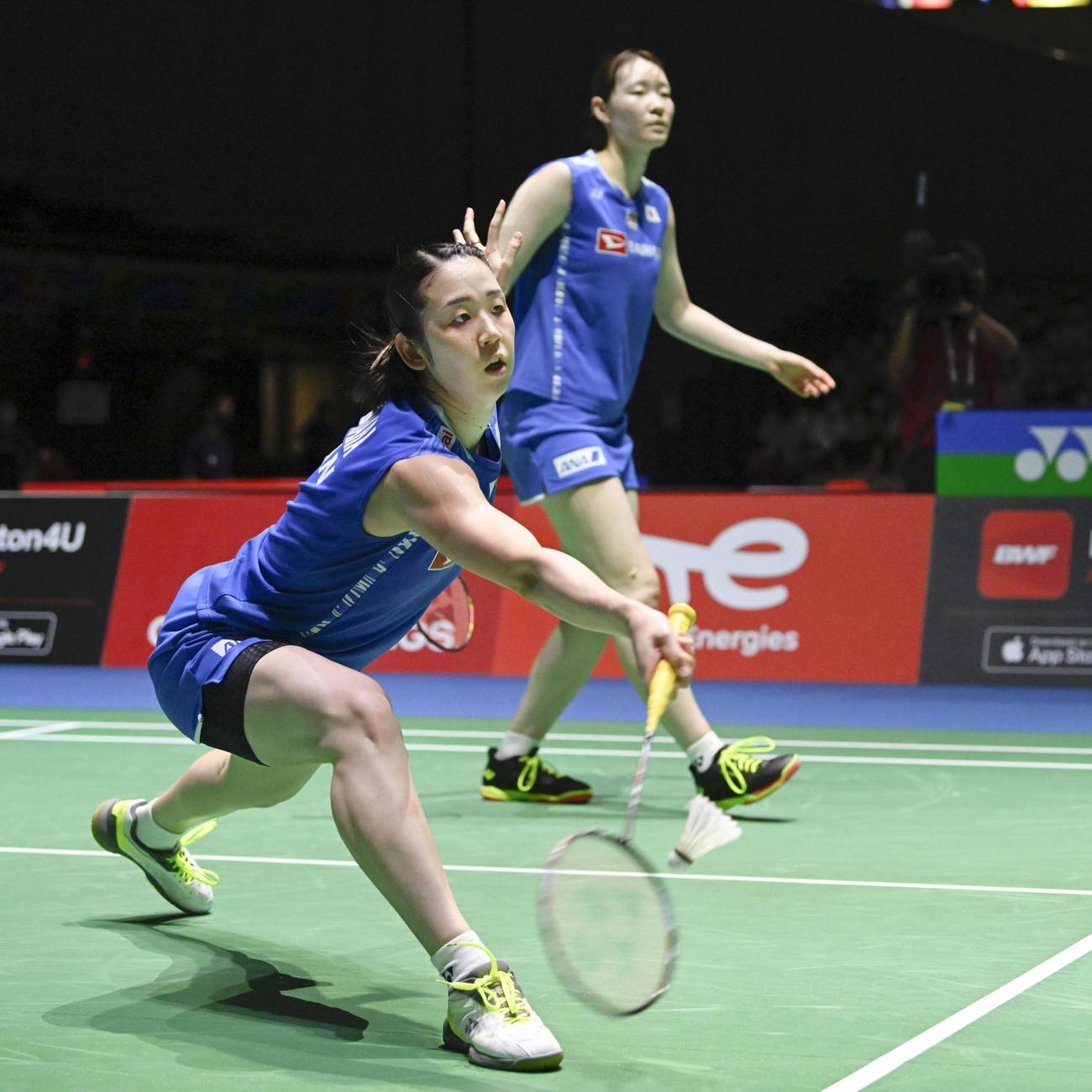 女子ダブルス3回戦　中国ペアと対戦する永原（手前）、松本組（共同）