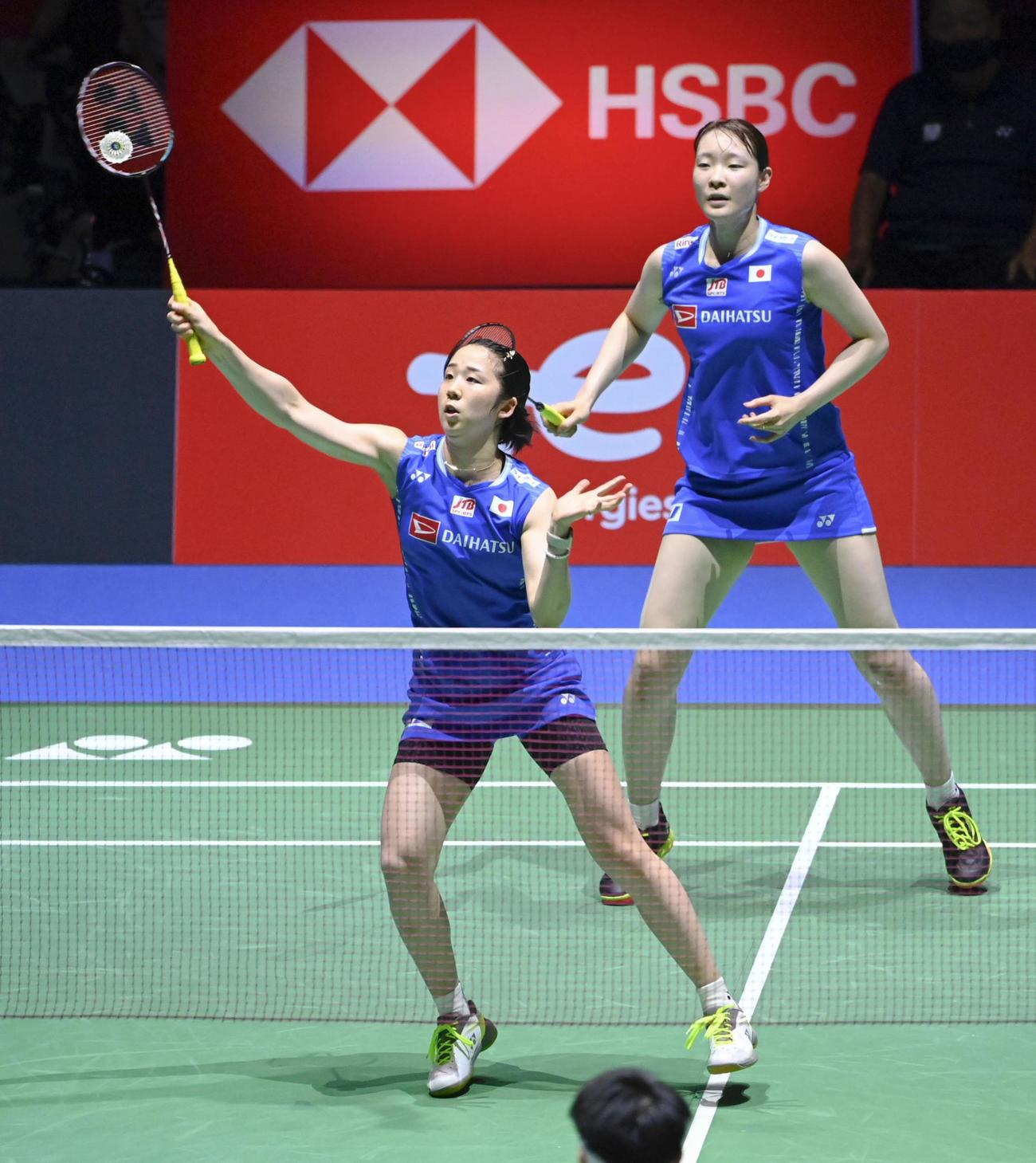 女子ダブルス3回戦　中国ペアと対戦する永原（手前）、松本組（共同）