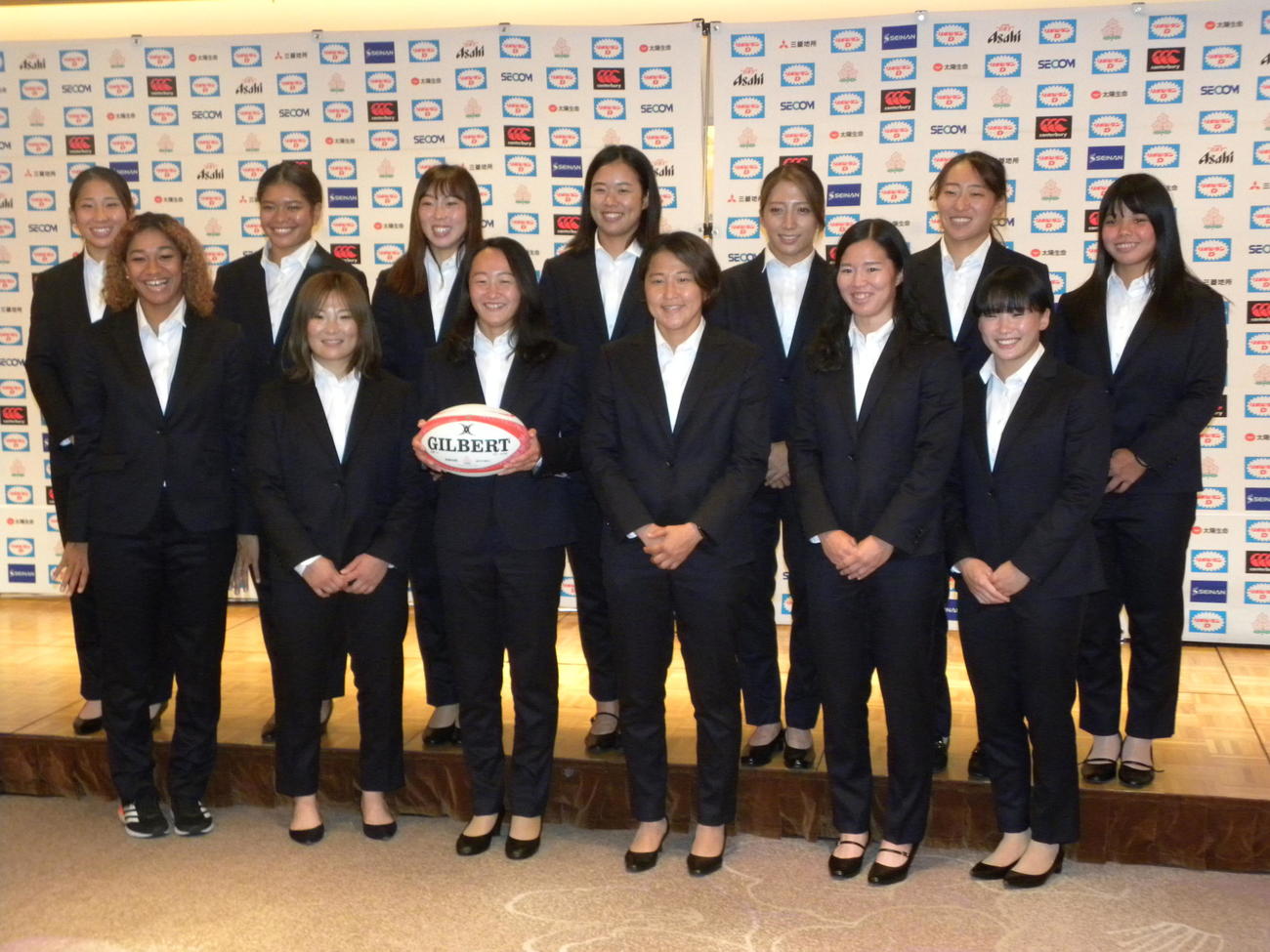 都内で会見に臨んだ女子7人制日本代表候補の平野優芽（前列左から3人目）、中村知春（同4人目）、大竹風美子（前列左）ら（撮影・松本航）