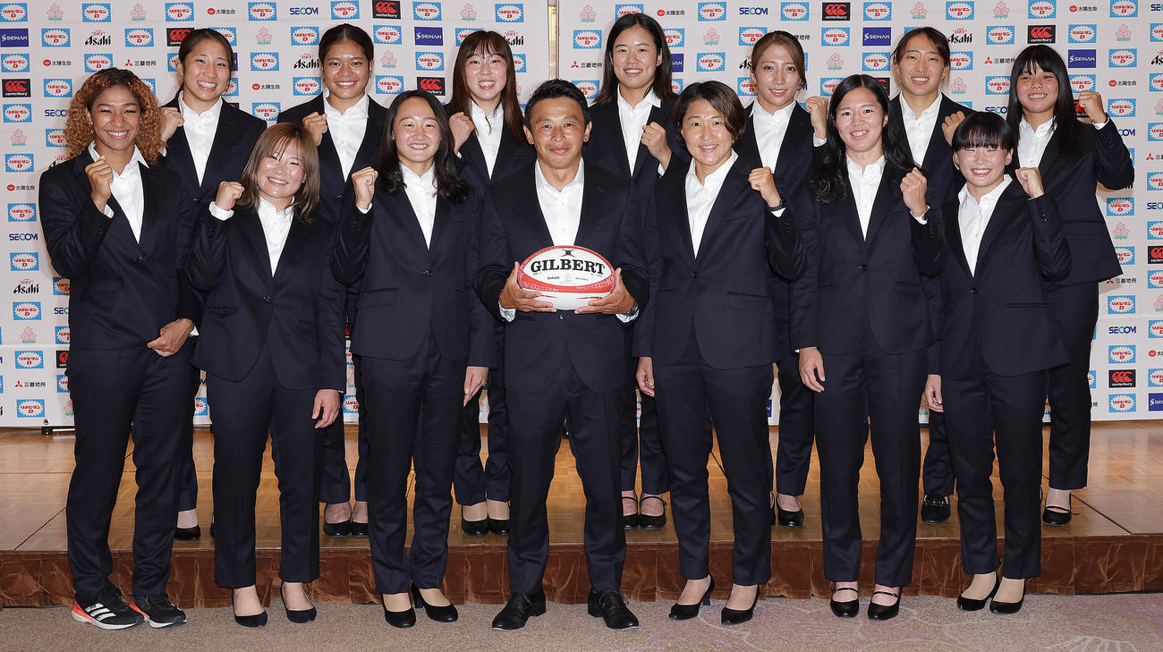 記念撮影を行う女子セブンズ日本代表候補選手。前列左から大竹、大黒田、平野、鈴木ヘッドコーチ、中村、小出、原、後列左から水谷、アテザ優海、大谷、弘津、梶木、三枝、須田（撮影・中島郁夫）