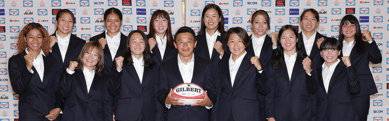 記念撮影を行う女子セブンズ日本代表候補選手、前列左から大竹、大黒田、平野、鈴木ヘッドコーチ、中村、小出、原、後列左から水谷、アテザ優海、大谷、弘津、梶木、三枝、須田（撮影・中島郁夫）