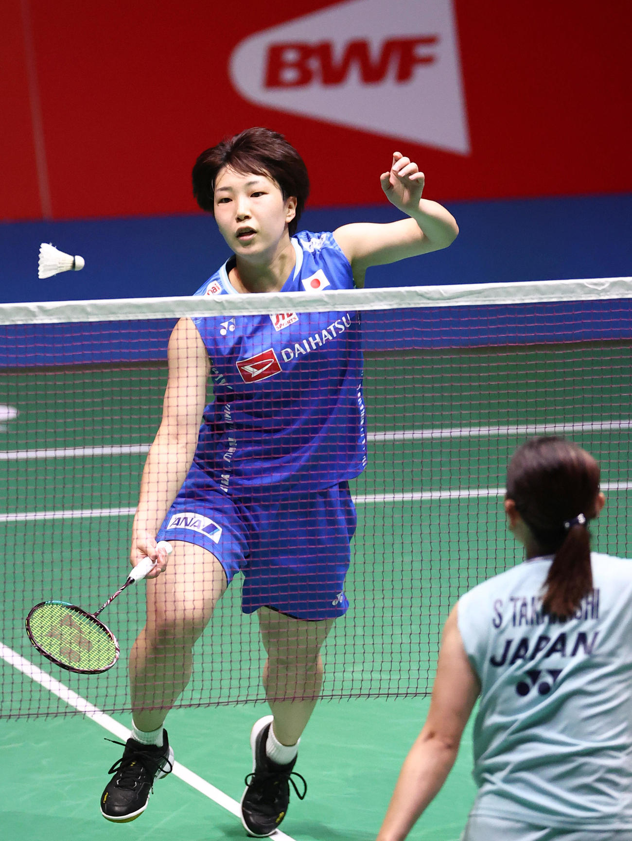女子シングルス3回戦で高橋沙也加（手前）に勝利した山口茜（代表撮影）