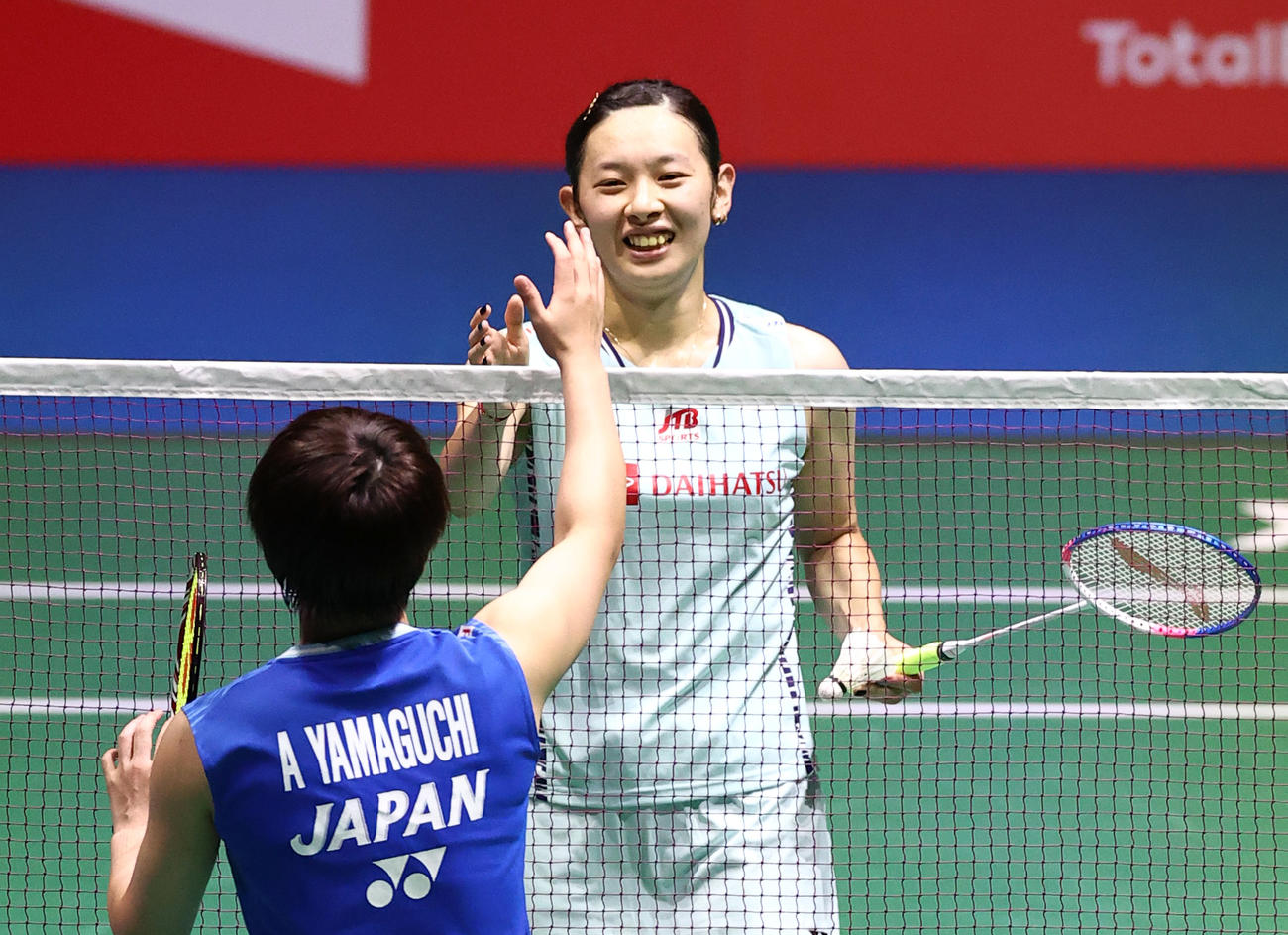 女子シングルス3回戦で山口茜（手前）に敗れた高橋沙也加（代表撮影）