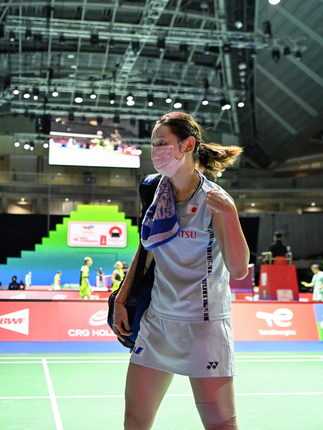 女子シングルス3回戦　山口茜に敗れ引き揚げる高橋沙也加（共同）