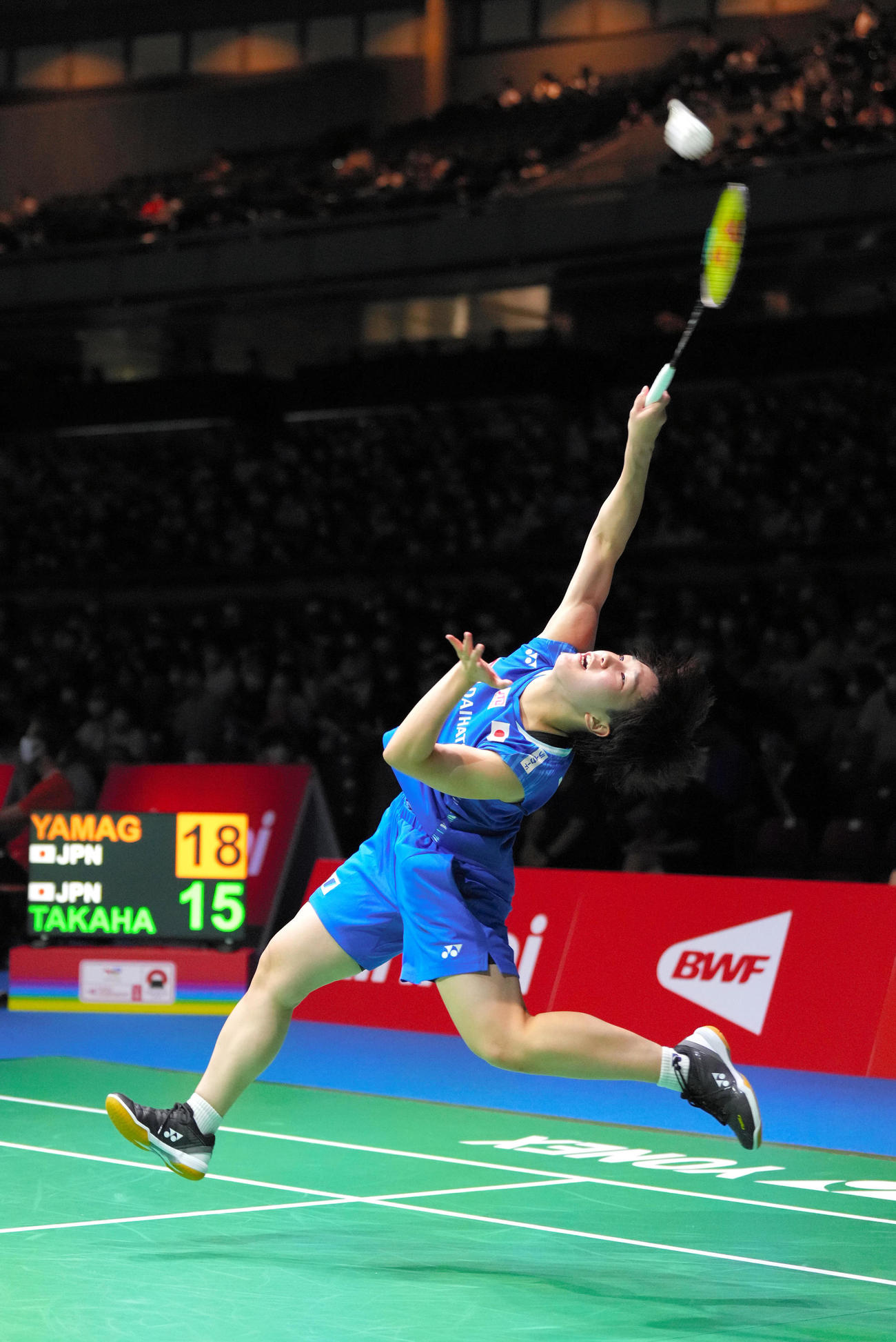 女子シングルス3回戦で必死に手を伸ばす山口茜（代表撮影）