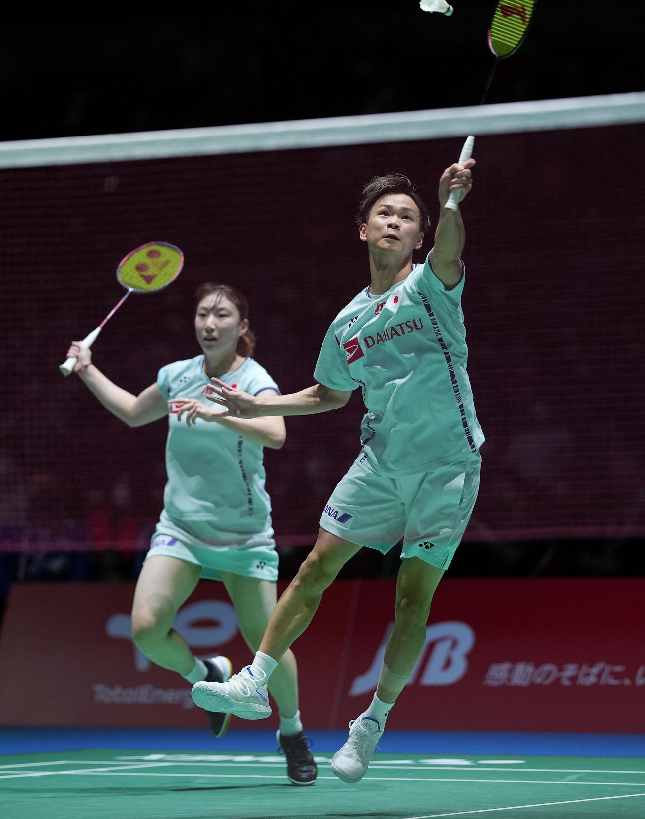 混合ダブルス3回戦でプレーする渡辺（右）と東野組（撮影・垰建太）