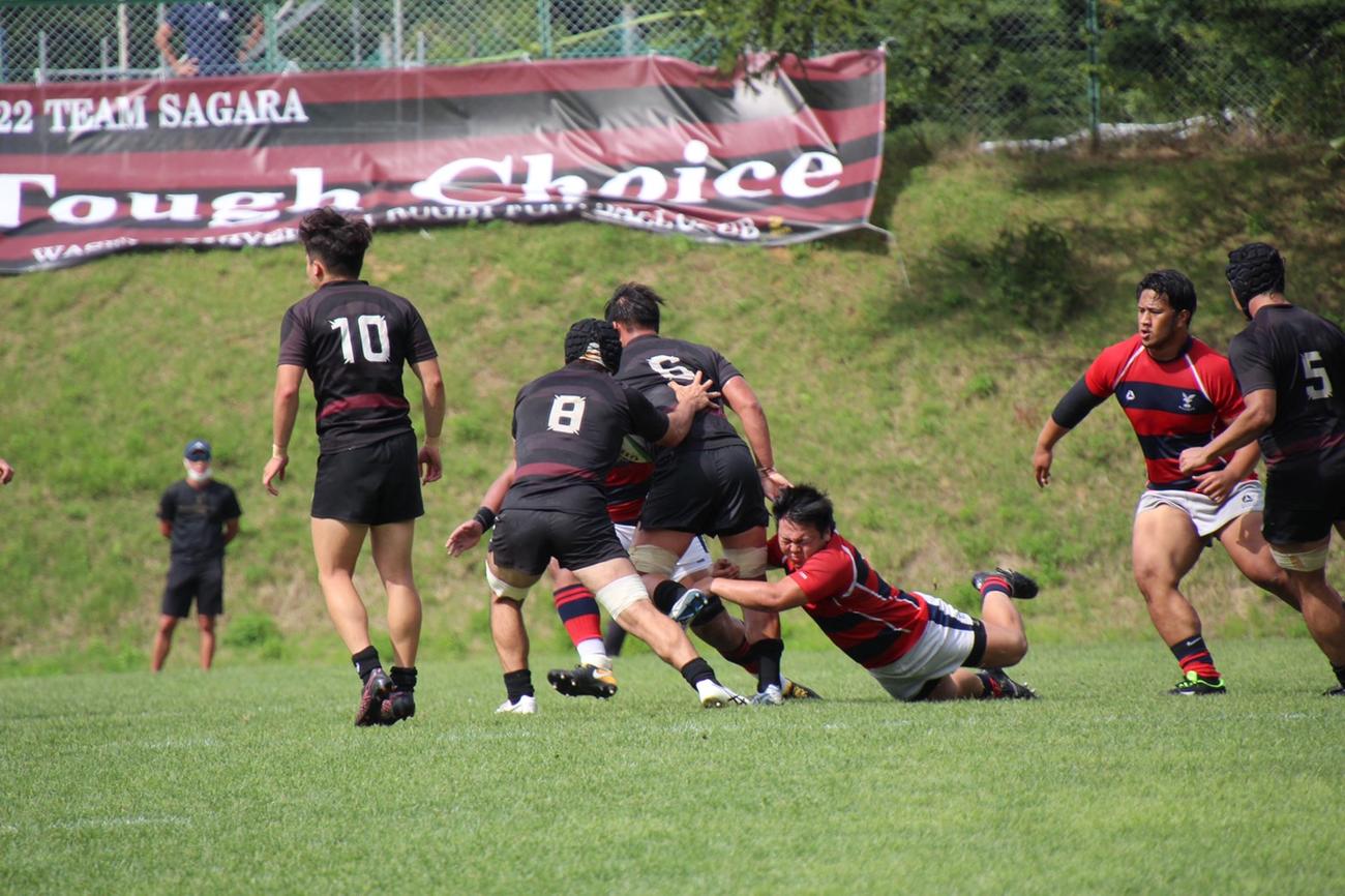 菅平で行われた京産大との練習試合で突破を試みる黒のジャージの早大（京産大提供）