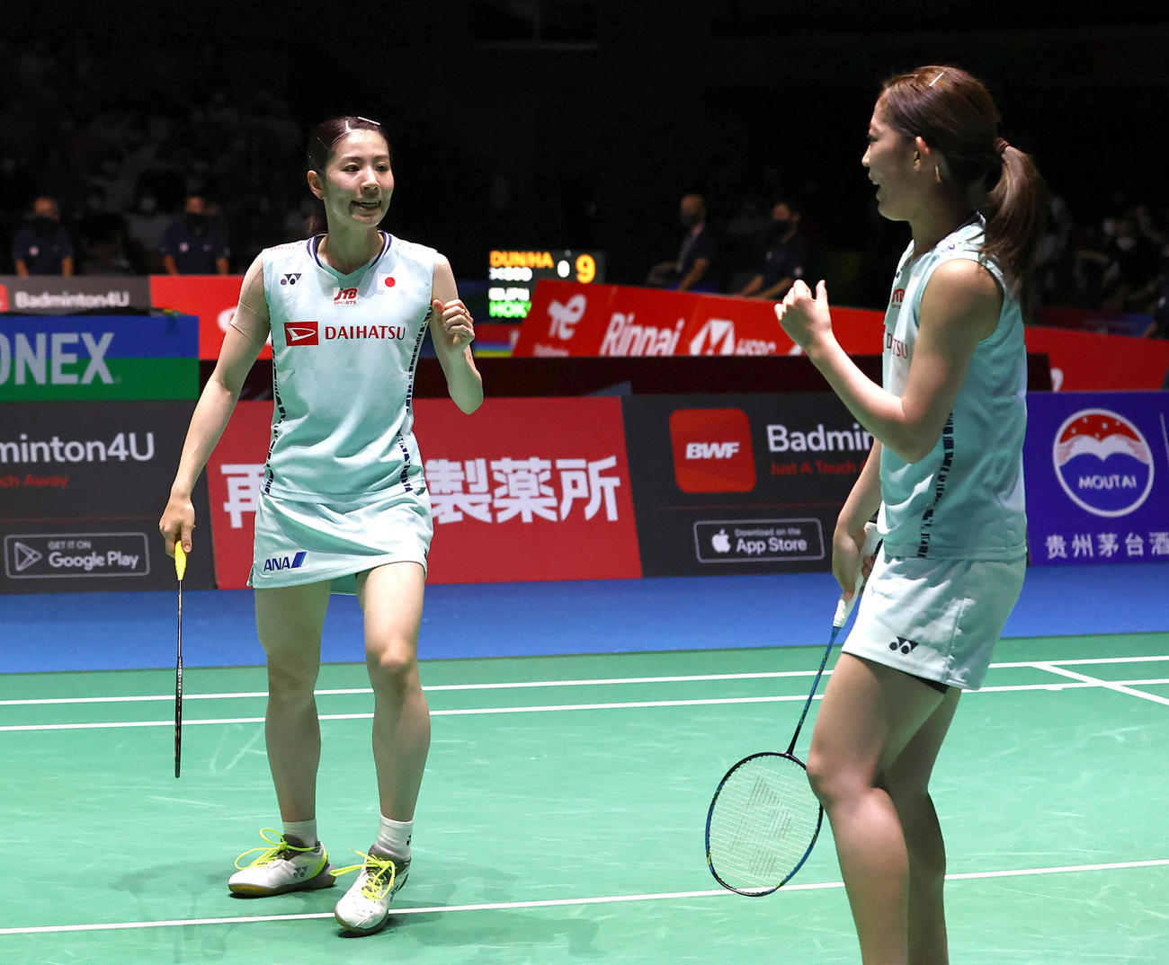 女子ダブルス3回戦に勝利した松山奈未（右）、志田千陽組（代表撮影）